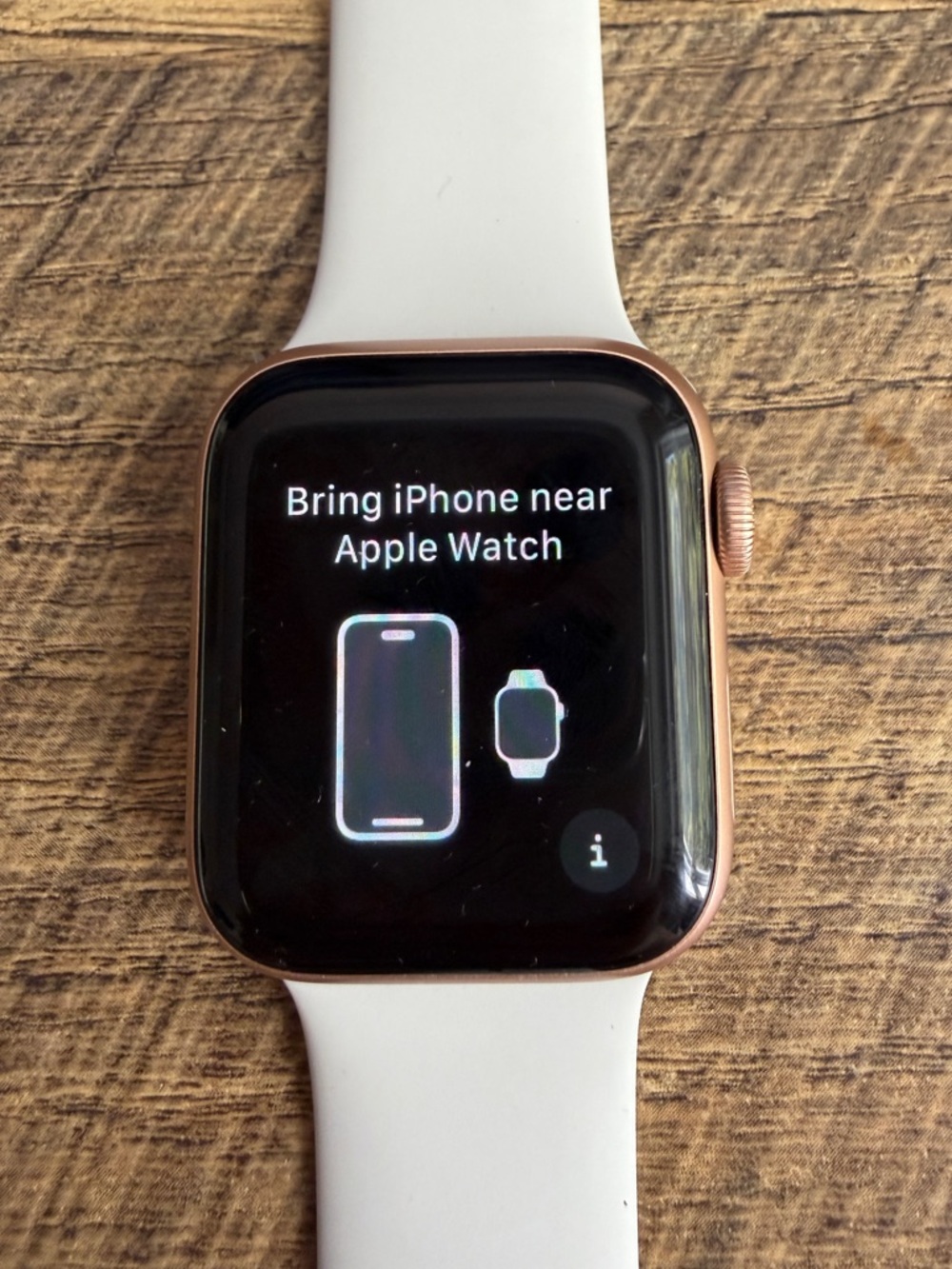 Apple Watch SE - Rose Gold Case with White Sport Band